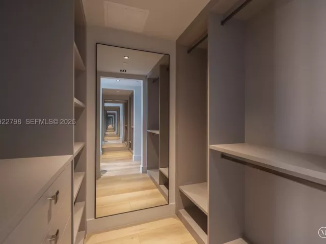 5-bedroom condo for sale in Miami - 465 Brickell Ave 5701 - MondialRealty