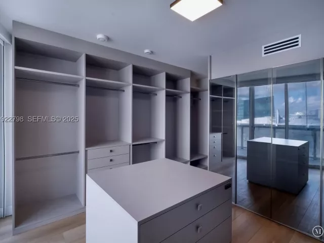 5-bedroom condo for sale in Miami - 465 Brickell Ave 5701 - MondialRealty