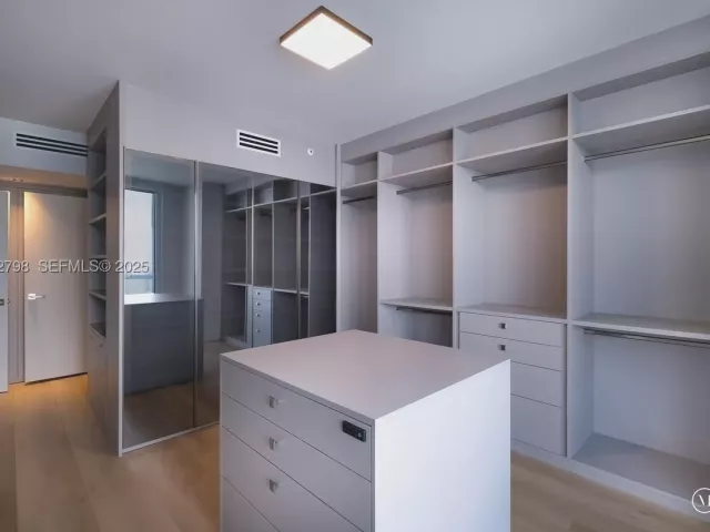 5-bedroom condo for sale in Miami - 465 Brickell Ave 5701 - MondialRealty