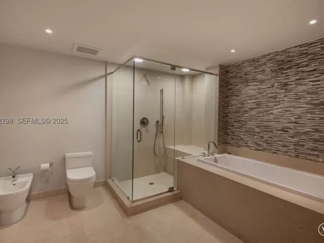 5-bedroom condo for sale in Miami - 465 Brickell Ave 5701 - MondialRealty