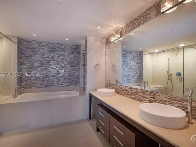 5-bedroom condo for sale in Miami - 465 Brickell Ave 5701 - MondialRealty