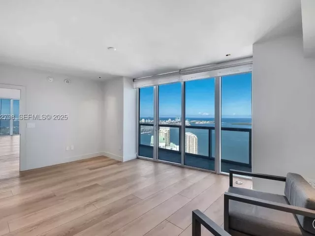 5-bedroom condo for sale in Miami - 465 Brickell Ave 5701 - MondialRealty