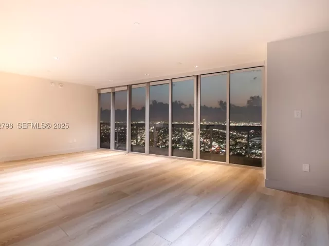 5-bedroom condo for sale in Miami - 465 Brickell Ave 5701 - MondialRealty