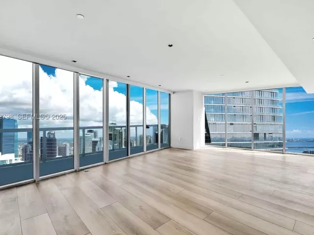 5-bedroom condo for sale in Miami - 465 Brickell Ave 5701 - MondialRealty