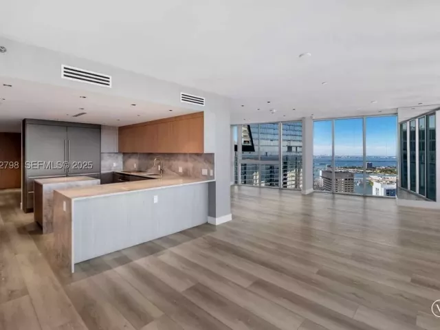 5-bedroom condo for sale in Miami - 465 Brickell Ave 5701 - MondialRealty