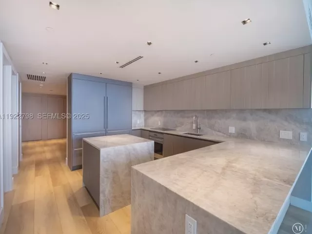 5-bedroom condo for sale in Miami - 465 Brickell Ave 5701 - MondialRealty