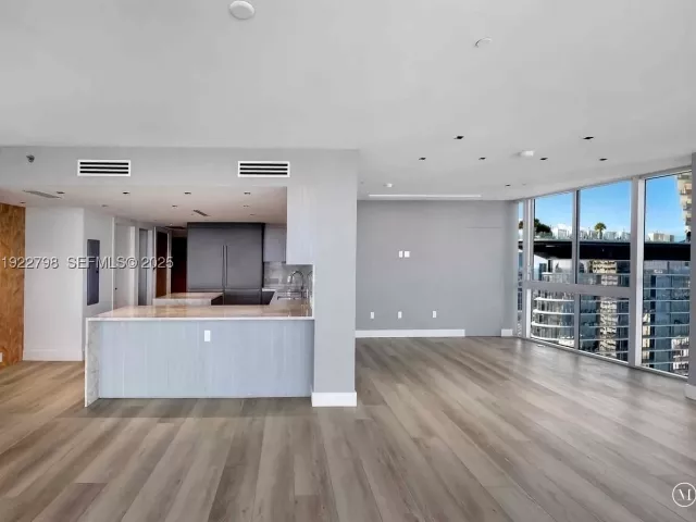 5-bedroom condo for sale in Miami - 465 Brickell Ave 5701 - MondialRealty