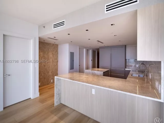 5-bedroom condo for sale in Miami - 465 Brickell Ave 5701 - MondialRealty