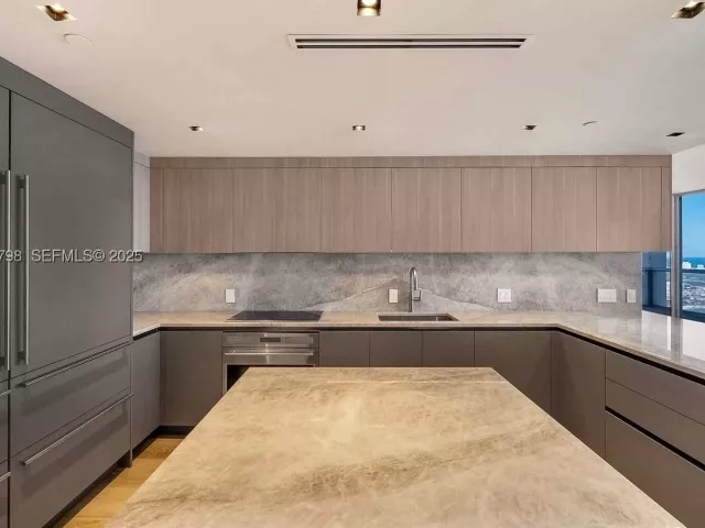 5-bedroom condo for sale in Miami - 465 Brickell Ave 5701 - MondialRealty