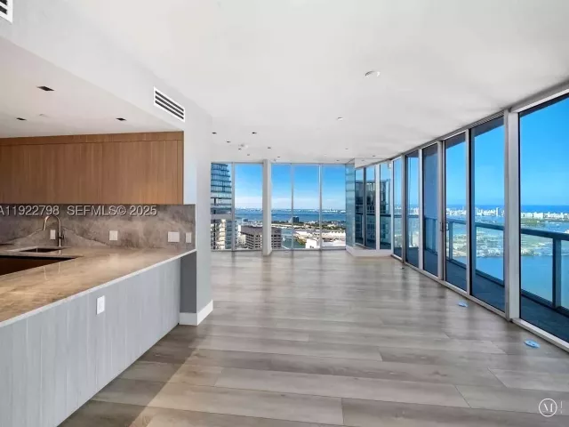 5-bedroom condo for sale in Miami - 465 Brickell Ave 5701 - MondialRealty