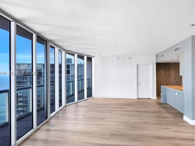 5-bedroom condo for sale in Miami - 465 Brickell Ave 5701 - MondialRealty
