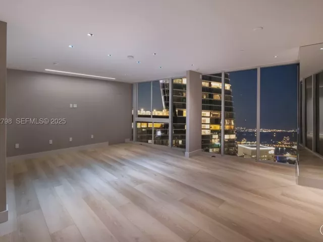 5-bedroom condo for sale in Miami - 465 Brickell Ave 5701 - MondialRealty