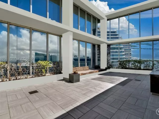 5-bedroom condo for sale in Miami - 465 Brickell Ave 5701 - MondialRealty
