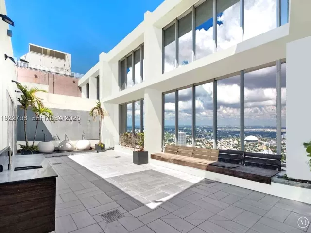 5-bedroom condo for sale in Miami - 465 Brickell Ave 5701 - MondialRealty