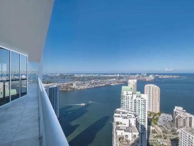 5-bedroom condo for sale in Miami - 465 Brickell Ave 5701 - MondialRealty
