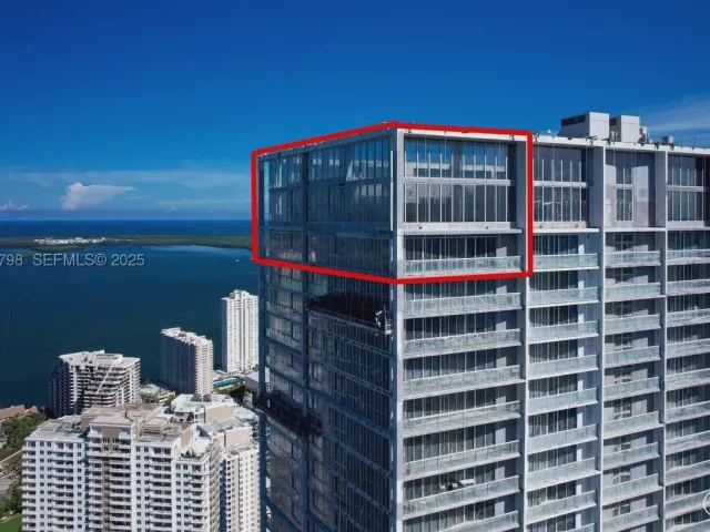 5-bedroom condo for sale in Miami - 465 Brickell Ave 5701 - MondialRealty