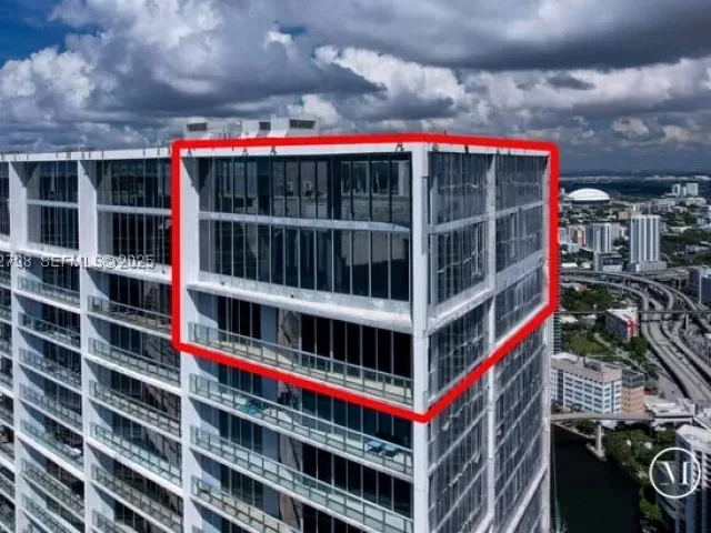 5-bedroom condo for sale in Miami - 465 Brickell Ave 5701 - MondialRealty