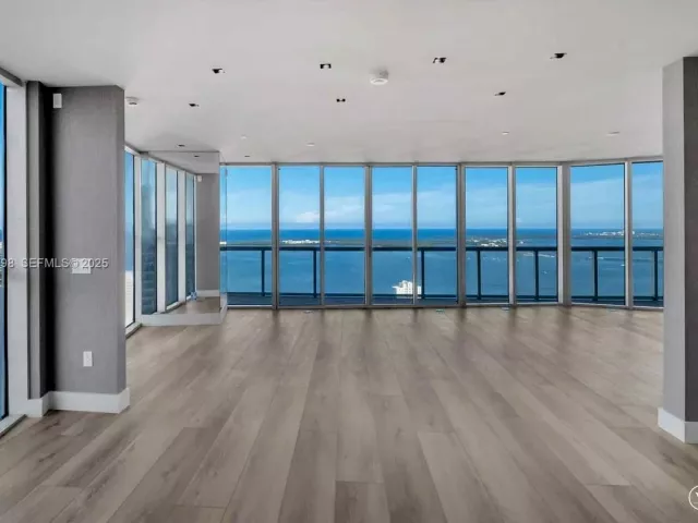 5-bedroom condo for sale in Miami - 465 Brickell Ave 5701 - MondialRealty