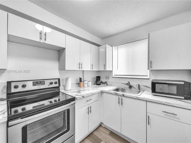 3-bedroom home for rent in Hollywood - 506 N 60th Ter - MondialRealty