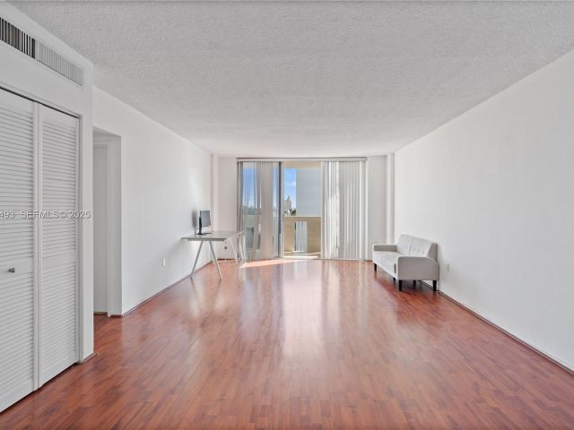 1-bedroom condo for sale in Miami Beach - 800 West Ave 722 - MondialRealty