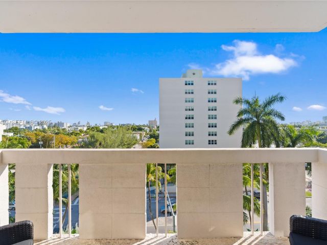 1-bedroom condo for sale in Miami Beach - 800 West Ave 722 - MondialRealty