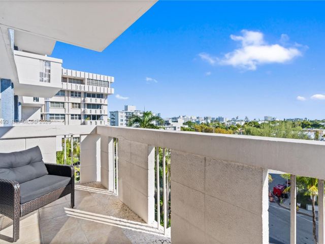 1-bedroom condo for sale in Miami Beach - 800 West Ave 722 - MondialRealty
