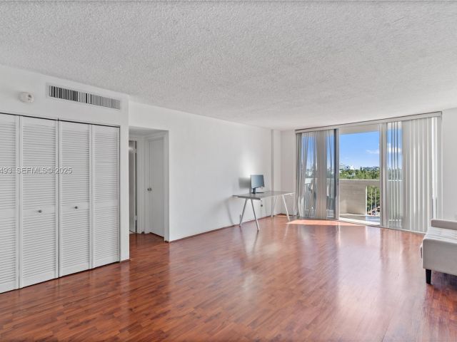 1-bedroom condo for sale in Miami Beach - 800 West Ave 722 - MondialRealty