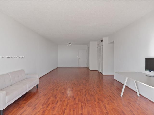 1-bedroom condo for sale in Miami Beach - 800 West Ave 722 - MondialRealty