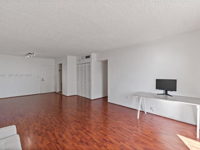 1-bedroom condo for sale in Miami Beach - 800 West Ave 722 - MondialRealty