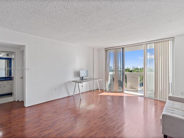 1-bedroom condo for sale in Miami Beach - 800 West Ave 722 - MondialRealty
