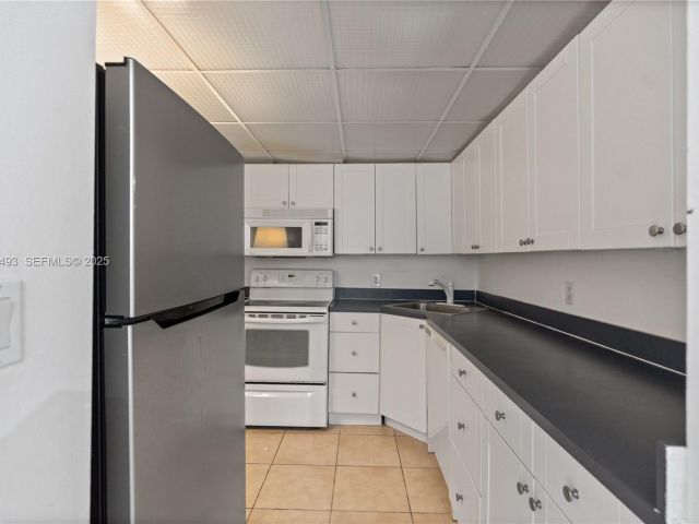 1-bedroom condo for sale in Miami Beach - 800 West Ave 722 - MondialRealty