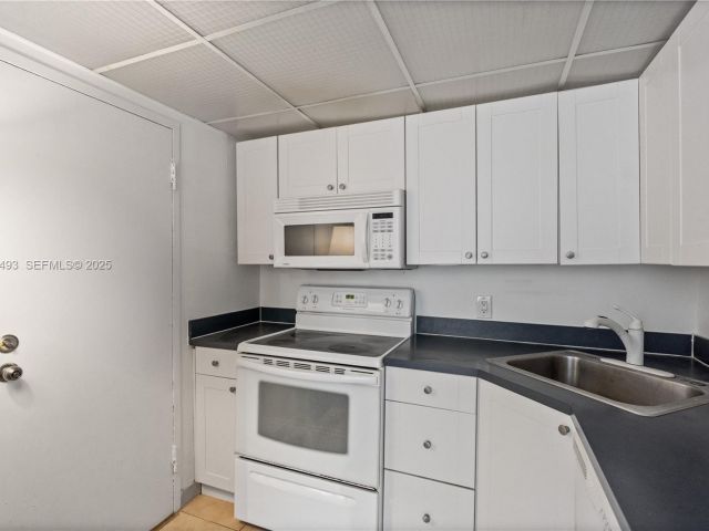 1-bedroom condo for sale in Miami Beach - 800 West Ave 722 - MondialRealty