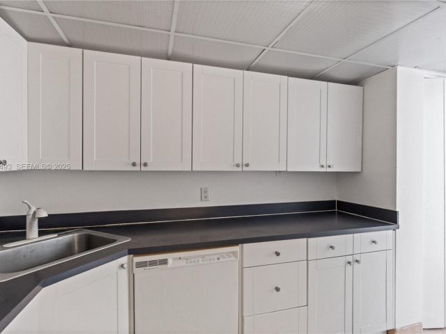 1-bedroom condo for sale in Miami Beach - 800 West Ave 722 - MondialRealty