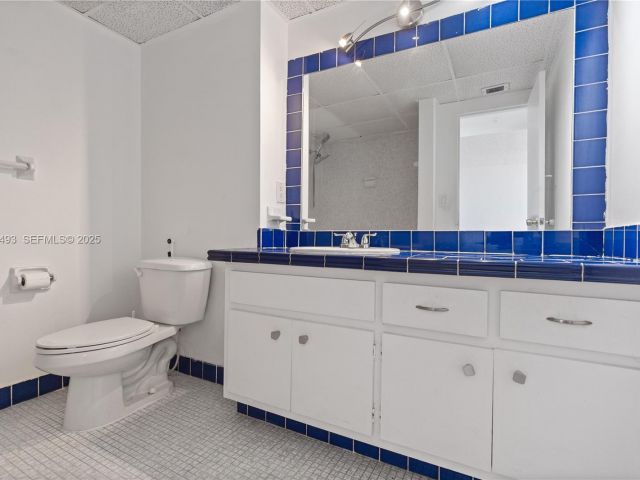 1-bedroom condo for sale in Miami Beach - 800 West Ave 722 - MondialRealty