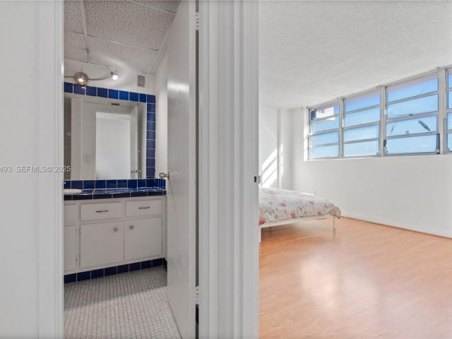 1-bedroom condo for sale in Miami Beach - 800 West Ave 722 - MondialRealty