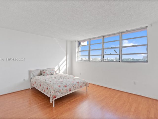 1-bedroom condo for sale in Miami Beach - 800 West Ave 722 - MondialRealty