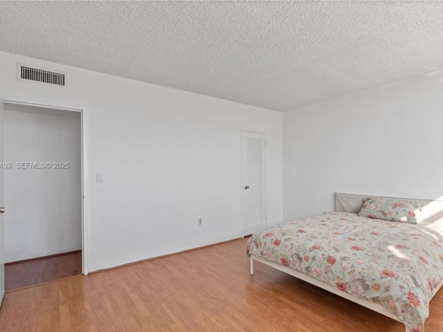 1-bedroom condo for sale in Miami Beach - 800 West Ave 722 - MondialRealty
