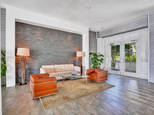 1-bedroom condo for sale in Miami Beach - 800 West Ave 722 - MondialRealty