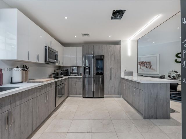 Home for rent at 18460 NE 30th Ave 18460 - photo 6853511