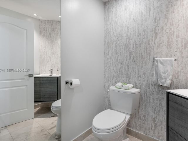 Home for rent at 18460 NE 30th Ave 18460 - photo 6853512