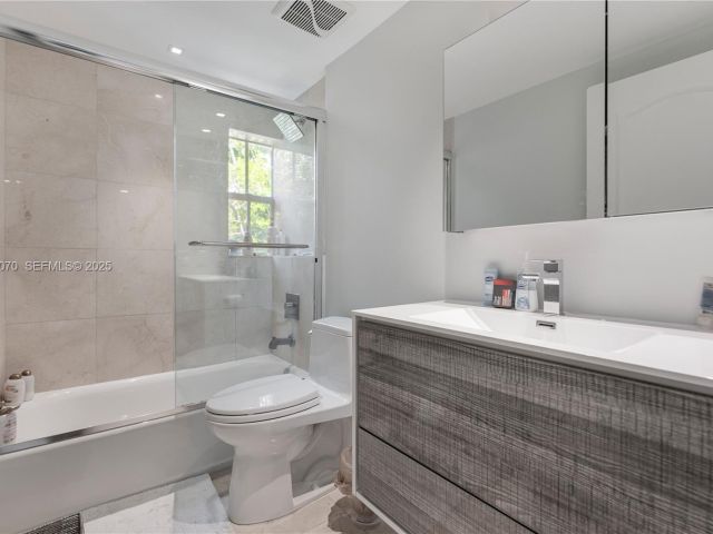 Home for rent at 18460 NE 30th Ave 18460 - photo 6853514