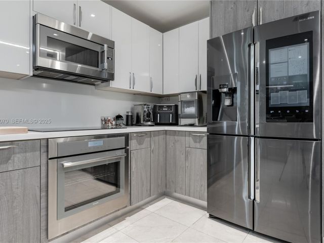 Home for rent at 18460 NE 30th Ave 18460 - photo 6853517