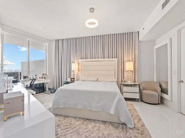 2-bedroom condo for sale in Sunny Isles Beach - 15901 Collins Ave 403 - MondialRealty