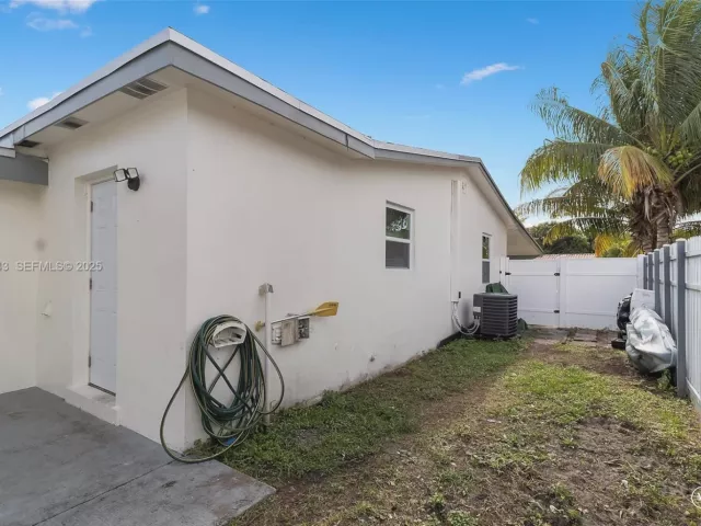 3-bedroom home for sale in Hallandale Beach - 724 SW 4th Ct - MondialRealty