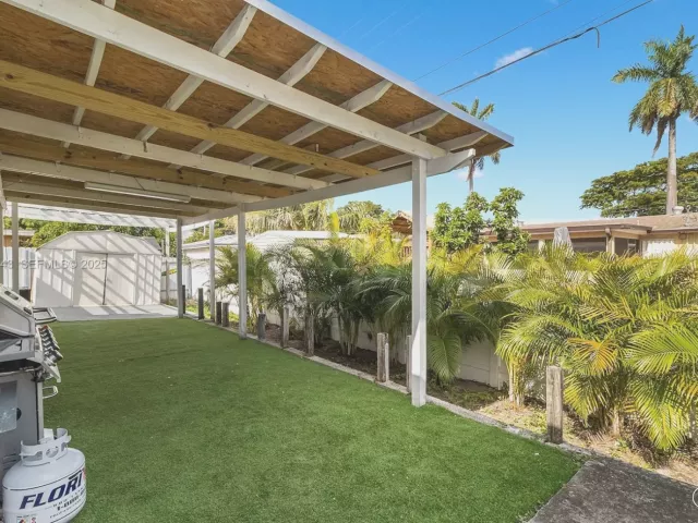 3-bedroom home for sale in Hallandale Beach - 724 SW 4th Ct - MondialRealty