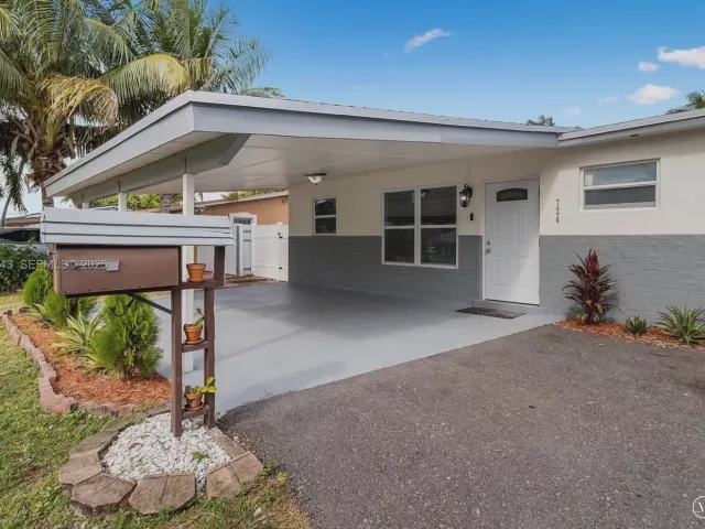3-bedroom home for sale in Hallandale Beach - 724 SW 4th Ct - MondialRealty