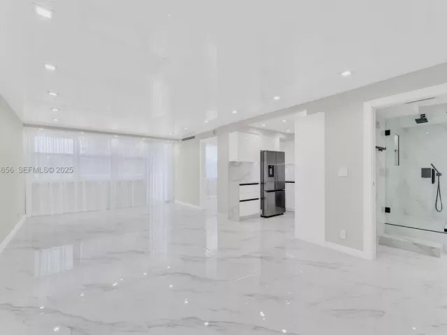 2-bedroom condo for sale in Sunny Isles Beach - 251 174th St 1414 - MondialRealty