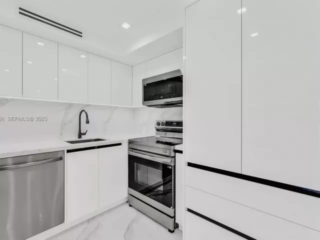 2-bedroom condo for sale in Sunny Isles Beach - 251 174th St 1414 - MondialRealty