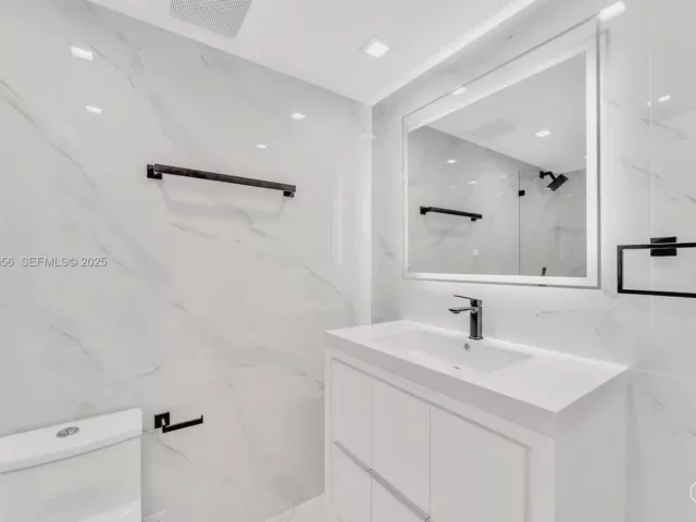 2-bedroom condo for sale in Sunny Isles Beach - 251 174th St 1414 - MondialRealty