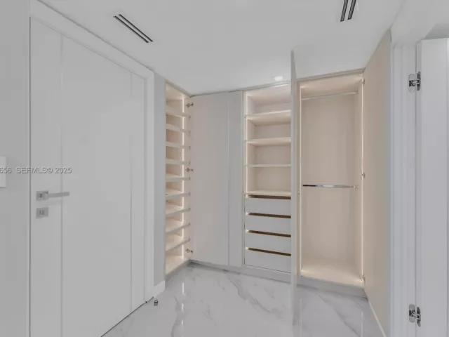 2-bedroom condo for sale in Sunny Isles Beach - 251 174th St 1414 - MondialRealty